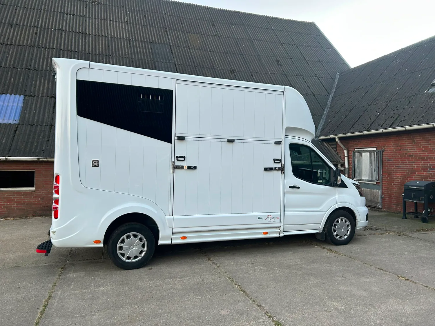 Pferdetransporter von Pferdepension und Zucht Fuchs